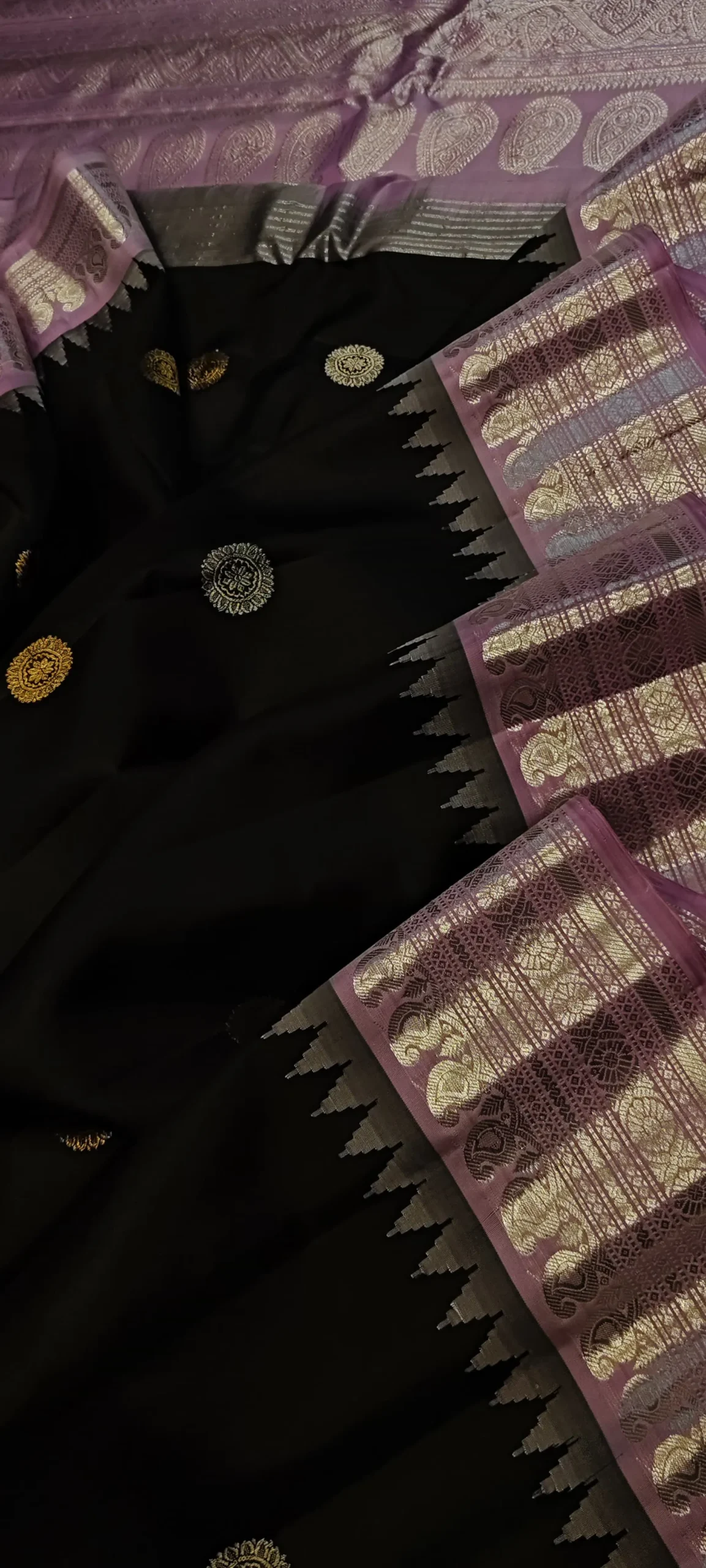 Elegant Handwoven Gadwal Silk Saree with Temple Interlock Pallu