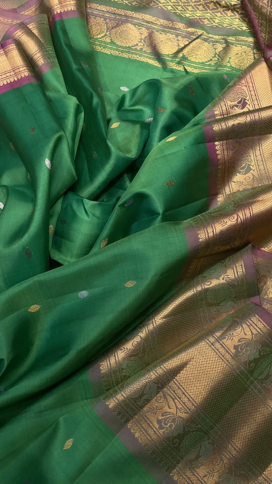 Elegant WeavesGadwal Silk Saree with Intricate Buta & Kanchi Borders
