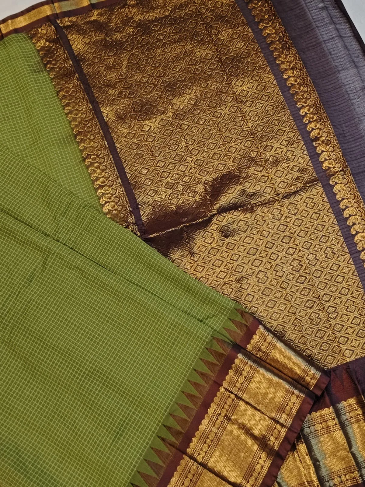 Premium Gadwal Cotton Saree with Temple Kuthu Interlock Weaving Pure Silk & Jari Elegance